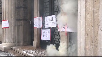 Під прокуратуру Львівщини кинули димову шашку (ВІДЕО)