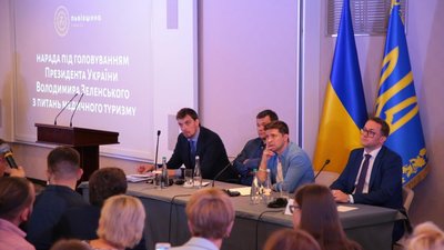Як Зеленський у сорочці на Львівщині говорив про медичний туризм