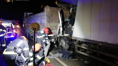 На трасі «Київ- Чоп» не розминулись вантажівки (ФОТО)