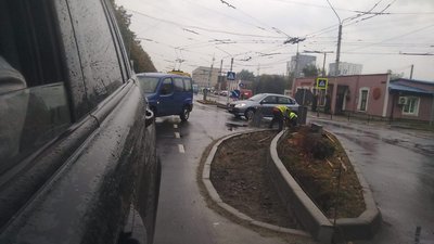Як «урбаністи» Садового звужують новозбудовану клумбу (ФОТО)