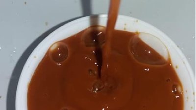У Червонограді замість води, з кранів тече коричнева рідина (ФОТО)