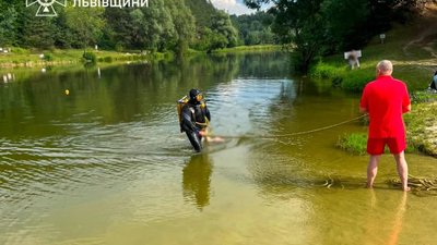 На Львівщині під час купання на озері загинув чоловік