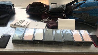 У аеропорті "Львів" вилучили контрабандні нові айфони та брендовий одяг