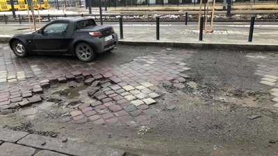 Через ями на вулицях Львова, у місті утворюються автомобільні корки (ФОТО)