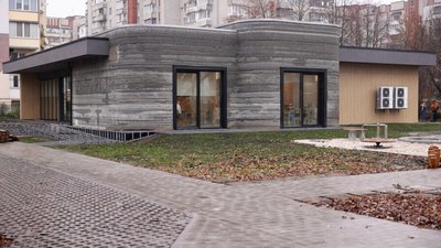 Садовий побудував собаку будку і назвав її школою