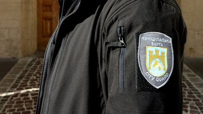 У Львові чоловік катався автомобілем у парку