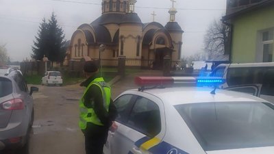 У поліції запевнили, що на Львівщині дотримувалися дистанції під час освячення кошиків (ФОТО)