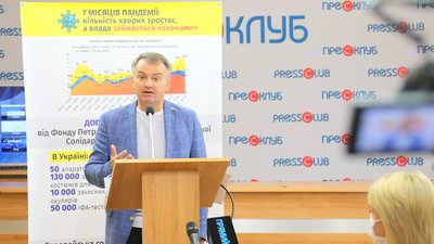 Сім місяців пандемії: кількість хворих росте, а влада займається «схемами», - Синютка