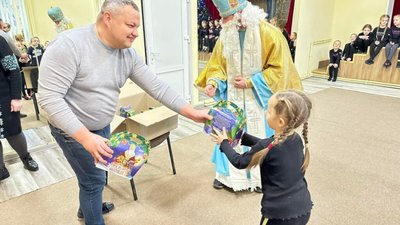На Львівщині святий Миколай уже роздає подарунки