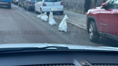 У центрі Львова мішками перешкоджають паркуванню (ФОТО)